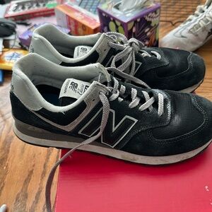 New Balancee 574 size 8b men’s - black and white gray - excellent used condition